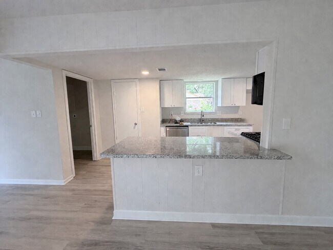 Building Photo - 2102 Lake Creek Dr