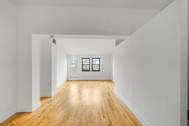 Building Photo - 300 Grand St