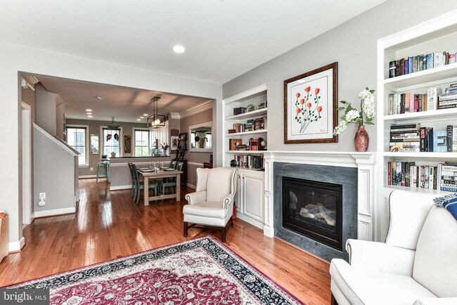 Building Photo - 2505 S Kenmore Ct