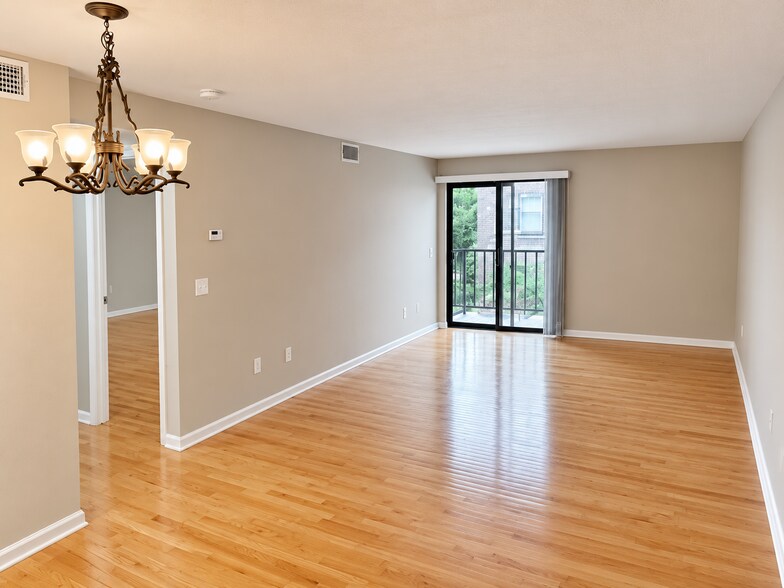 Living Room / Dining Area - 327 Plantation St