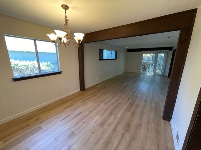 Building Photo - 3BD 1 BA Home in San Carlos with large bac...