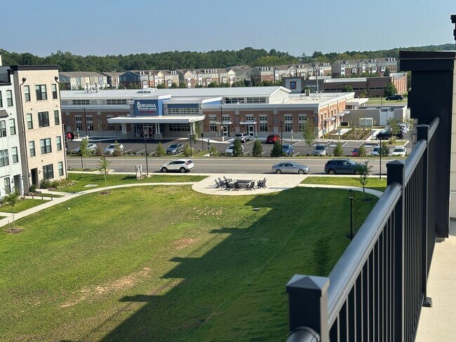Building Photo - For Rent: Luxurious Short Pump Condo at Ga...