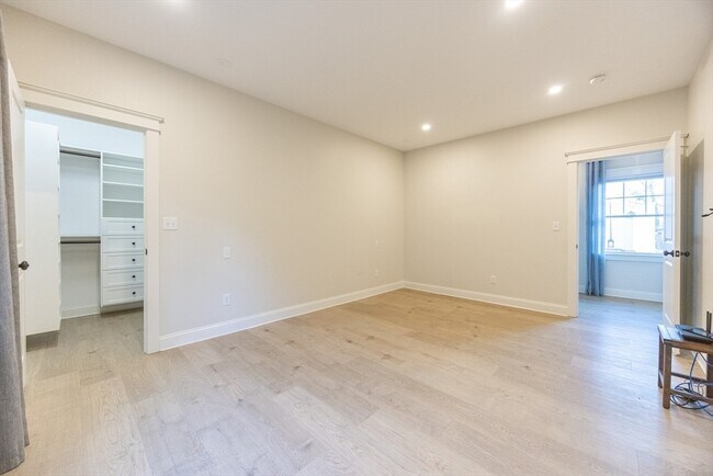 Building Photo - 15 Warren St