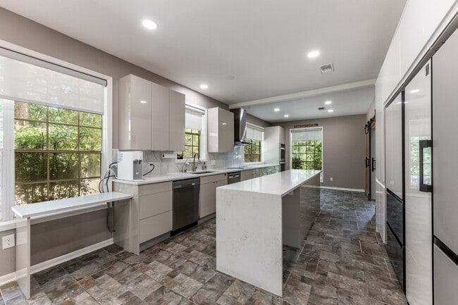 Building Photo - 1002 Amesbury Ct