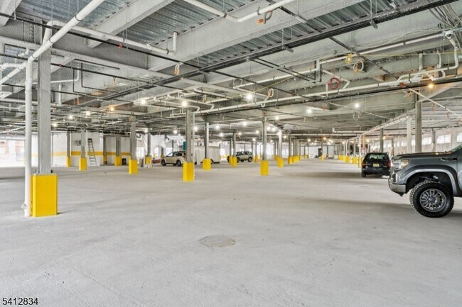 Building Photo - 140 W Webster Ave