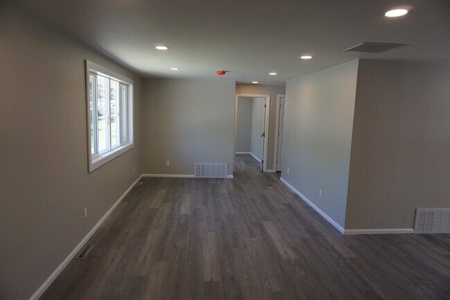 Living Room - 435 S Oak St