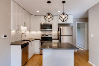 Building Photo - Charming Downtown Boulder Unit Steps from Pearl Street-Available August 1!