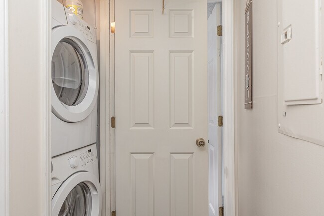 Building Photo - 4242 Pinehurst Cir