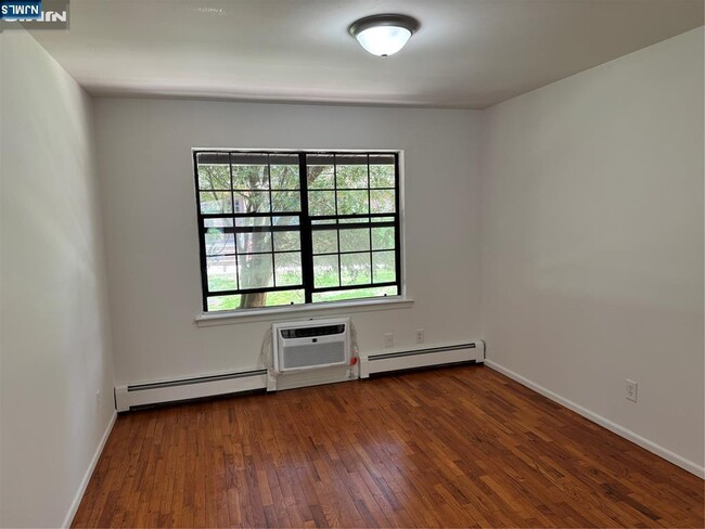 Building Photo - 244 Collignon Way