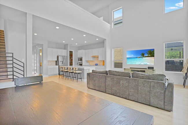 Building Photo - 601 Pinnacle View Dr