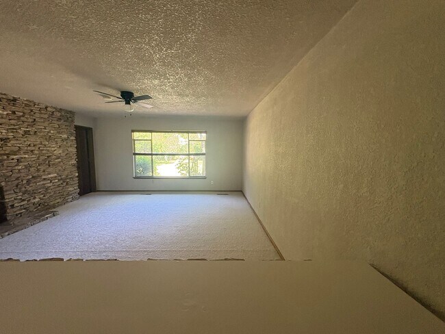 Building Photo - IMMEDIATE MOVE IN! Charming Vintage Sacramento 3 Bed / 1.5 Bath Home with Large Private Yard