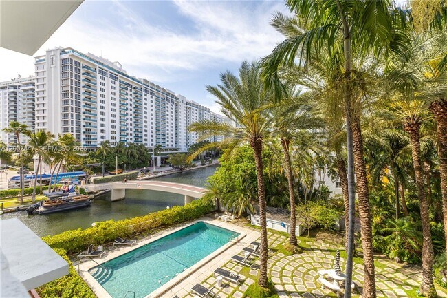 Building Photo - 2421 Lake Pancoast Dr