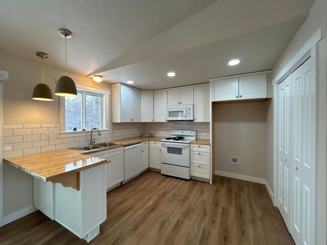 Building Photo - Redmodeled 2 Bedroom / 2 Bathroom home in ...