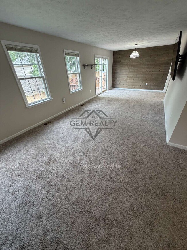 Building Photo - 313 3rd St