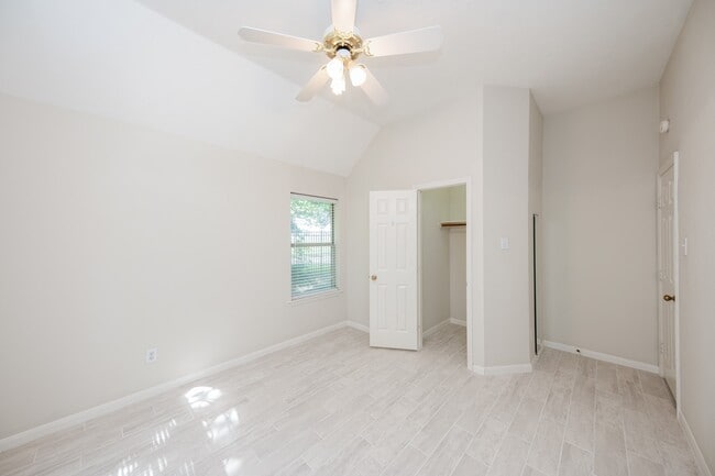 Building Photo - 703 Acacia Pl