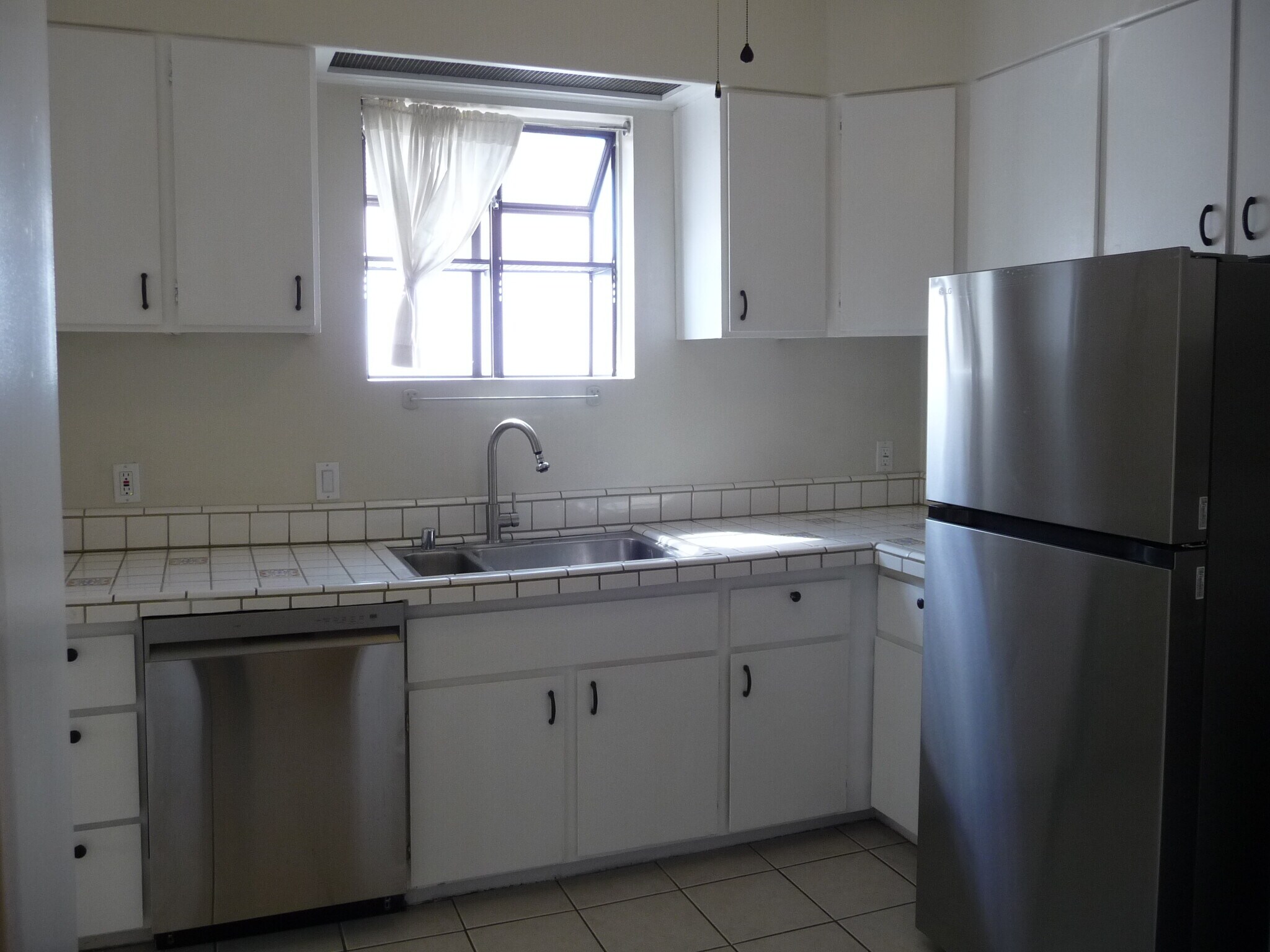 Building Photo - 435 1/2 N Sierra Bonita Ave