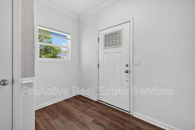 Building Photo - 615 Roland Dr