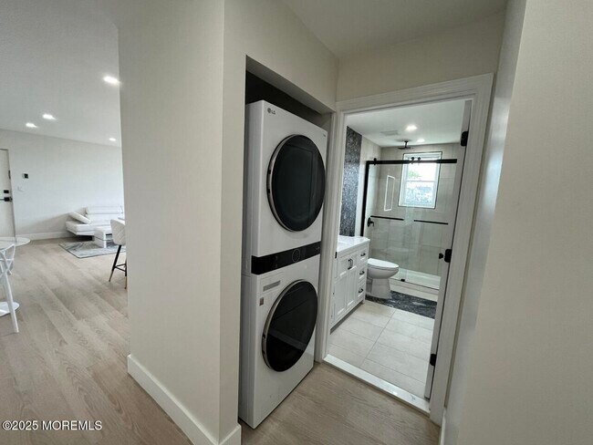 Building Photo - 1217 Ocean Ave N