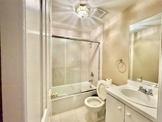 Building Photo - 207 Swinnerton St