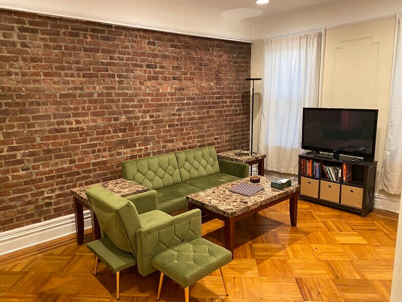 Living Room w/ exposed brick - 76 Romaine Ave