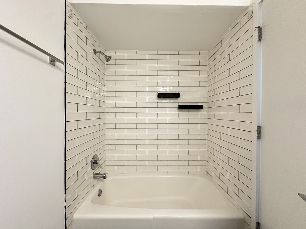 Building Photo - 7621 N Sheridan Rd