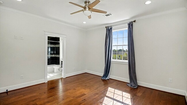 Building Photo - 726 W 30th St