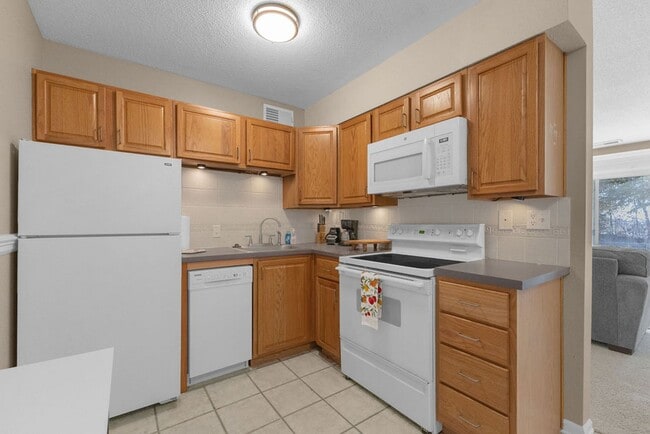 Building Photo - Comfortable 1 Bedroom Condo Living at Pembroke Gardens