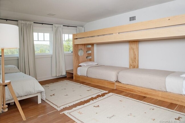 Building Photo - 121 Quaker Hill Rd