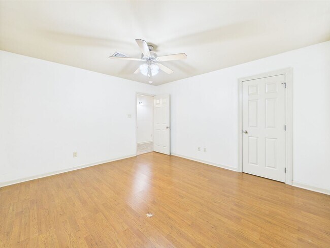 Building Photo - 109 Country Ln