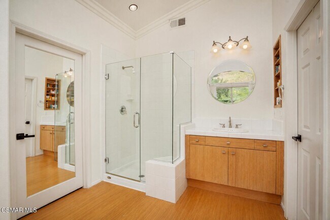 Building Photo - 1004 Lambourne Pl