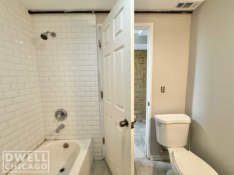 Building Photo - 2644 W Cermak Rd