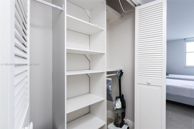 Building Photo - 500 Bayview Dr