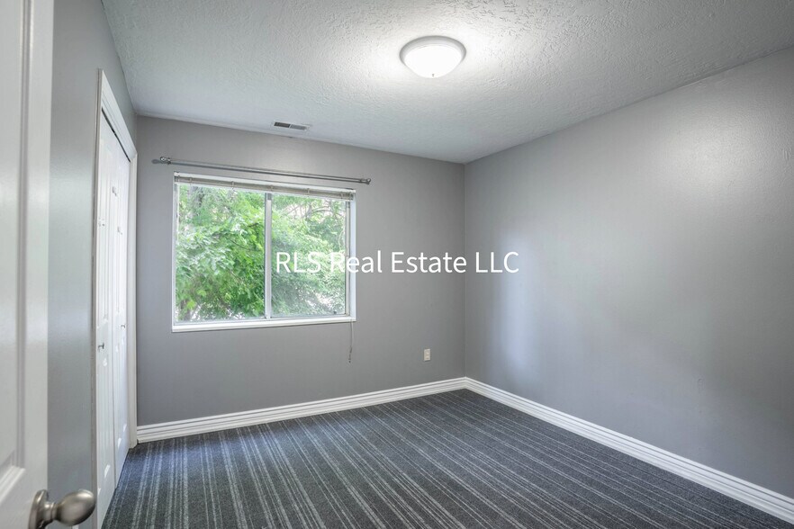 Building Photo - 1547 N Riverside Ave