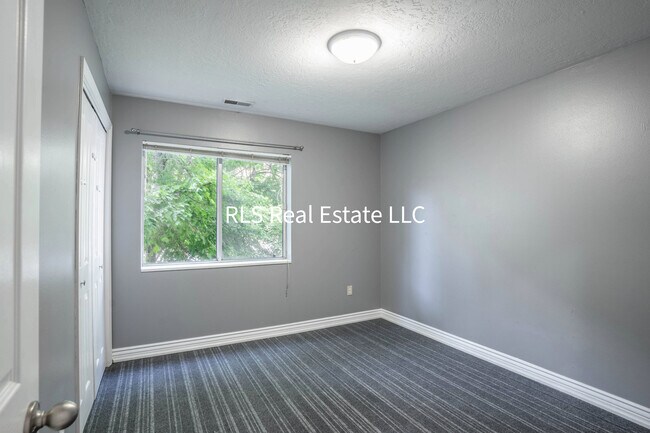 Building Photo - 1547 N Riverside Ave