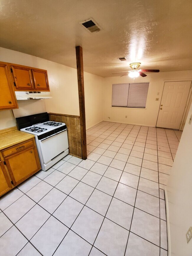 Building Photo - 2 bedroom /1 bath Fourplex in North Bryan! Available Now!