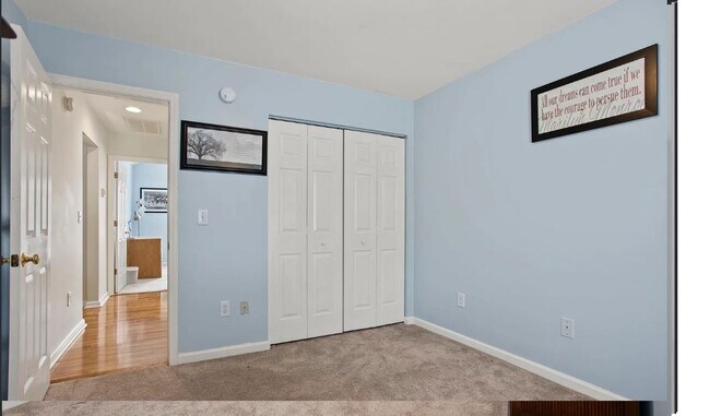Building Photo - Spacious 3/2 Available Now!