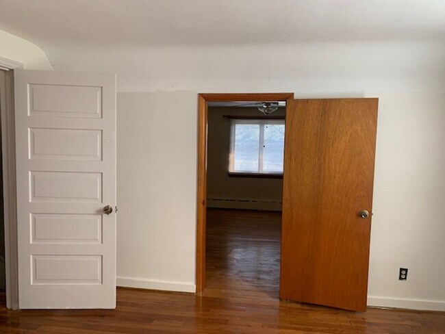 Building Photo - Newly Renovated 3 bedroom, 2.5 bath home