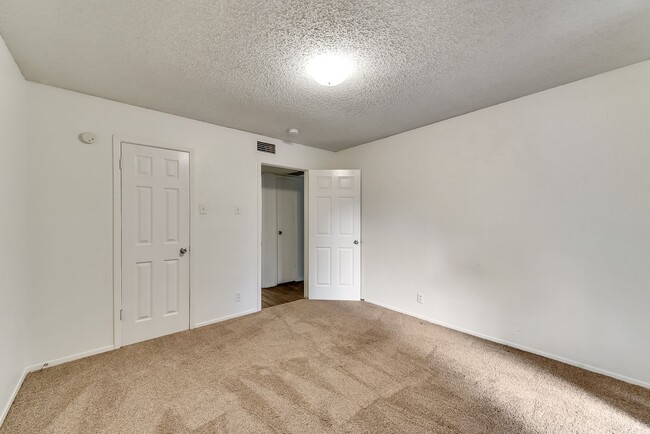 Building Photo - Updated Oak Lawn Condominium - Must See!!!