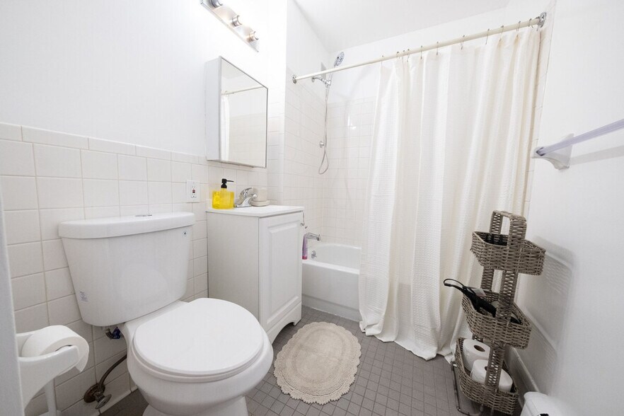 Building Photo - 240 W 112th St