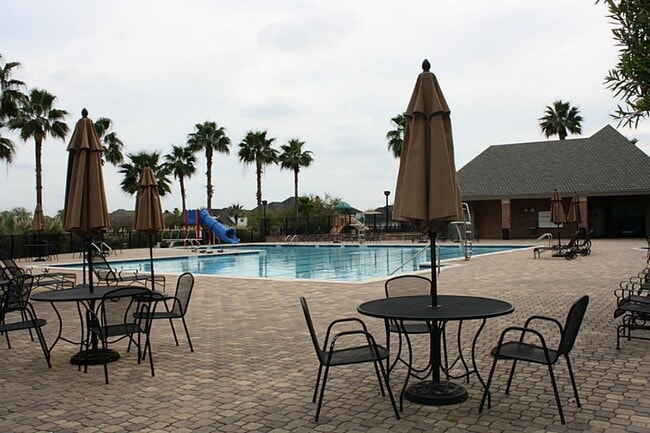 Building Photo - 2046 Palm Forest Ln