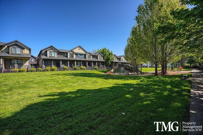 Building Photo - Gorgeous Two Bedroom Townhome in Hillsboro!