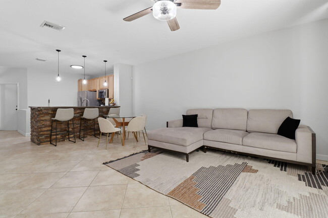 Building Photo - 9902 Lago Dr