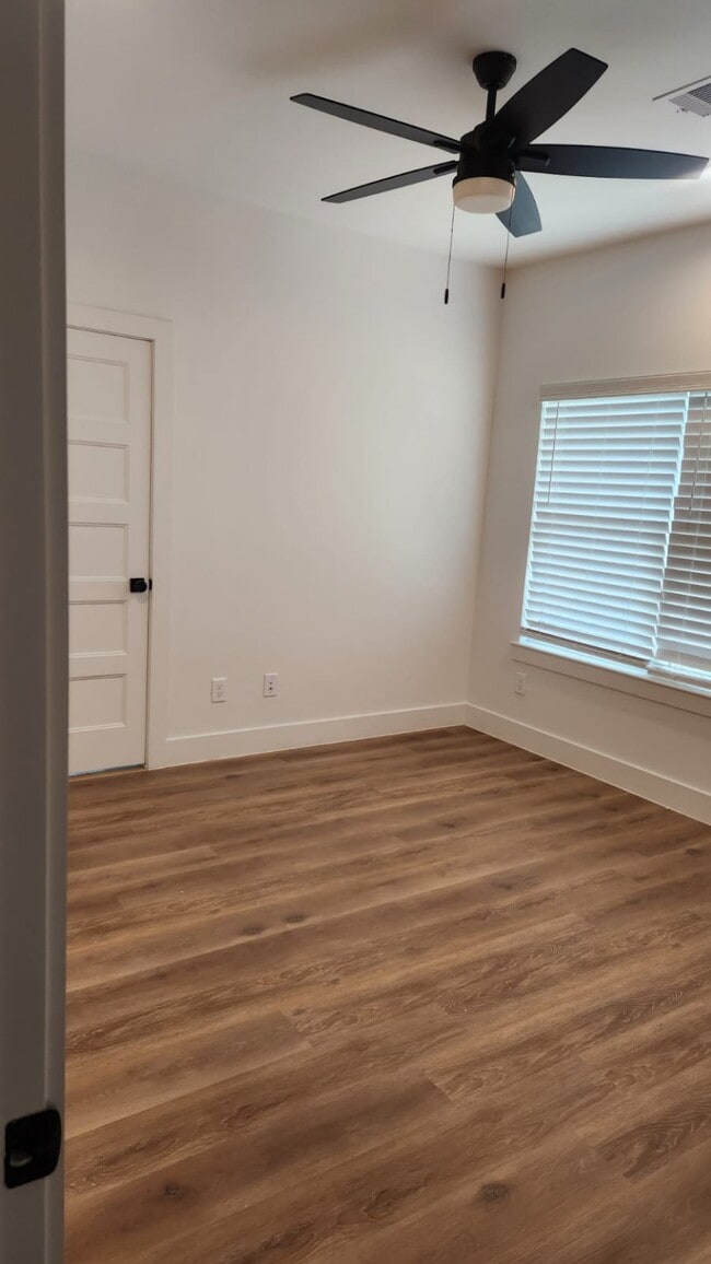 Building Photo - 126 Amundsen St