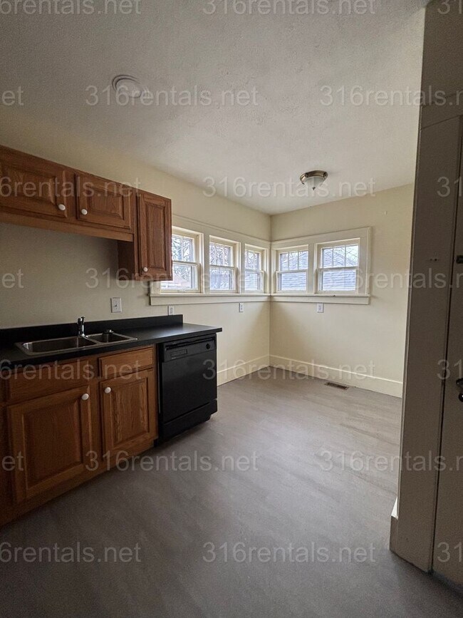 Building Photo - 3 bed 1 bath available NOW!