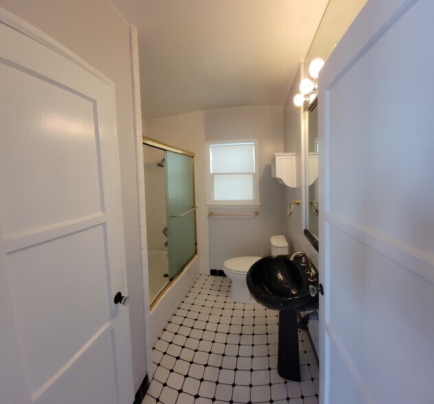 Building Photo - 408 Miramar Dr