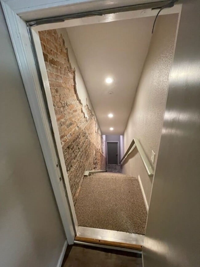 Building Photo - 3bedroom/1 bath apartment -upstairs above ...