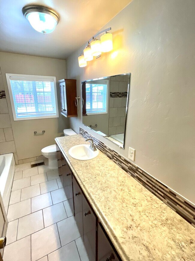 Building Photo - Three bedroom, Two bath House