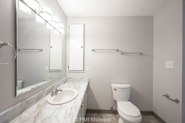 Building Photo - "Charming & Spacious 2-Bedroom Haven in Sh...