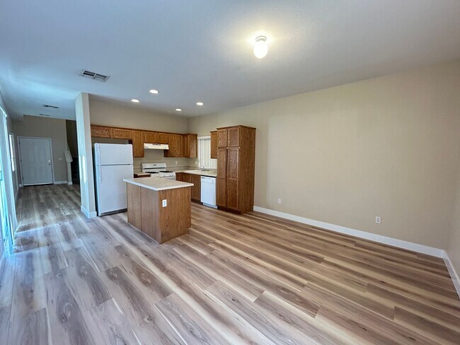 Building Photo - 3533 Terraza Mar Ave