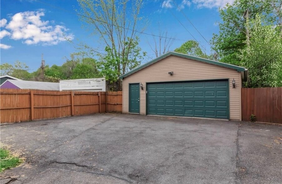 Off street parking area - 558 Linden Ave